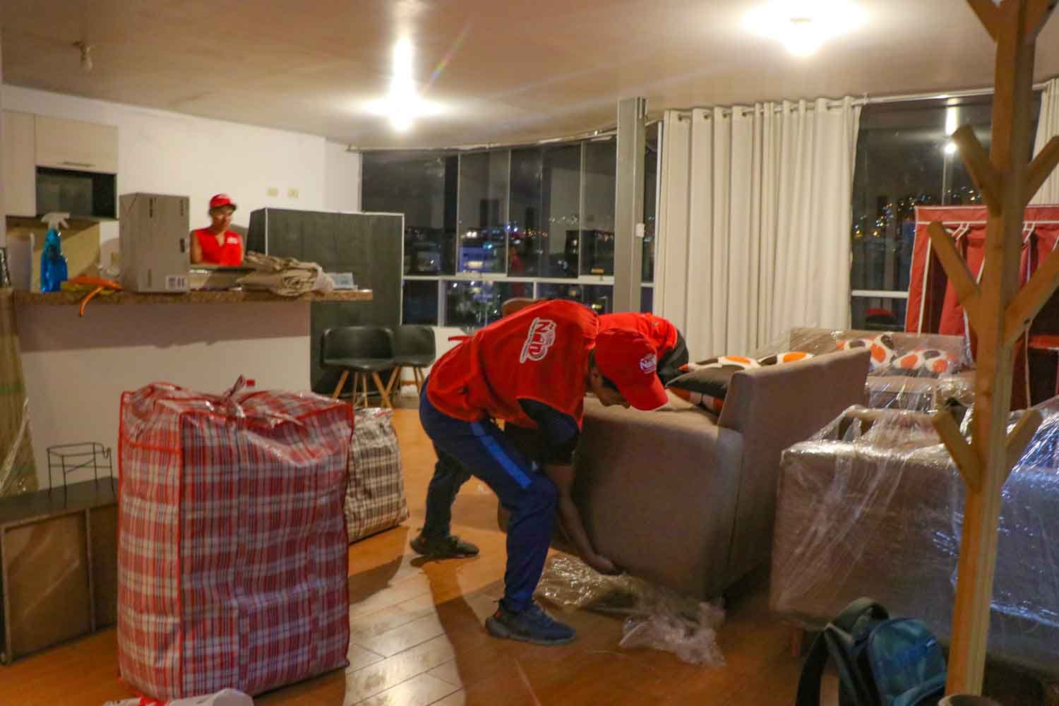 Professional moving team from Expreso Ñan handling packing in Cusco
